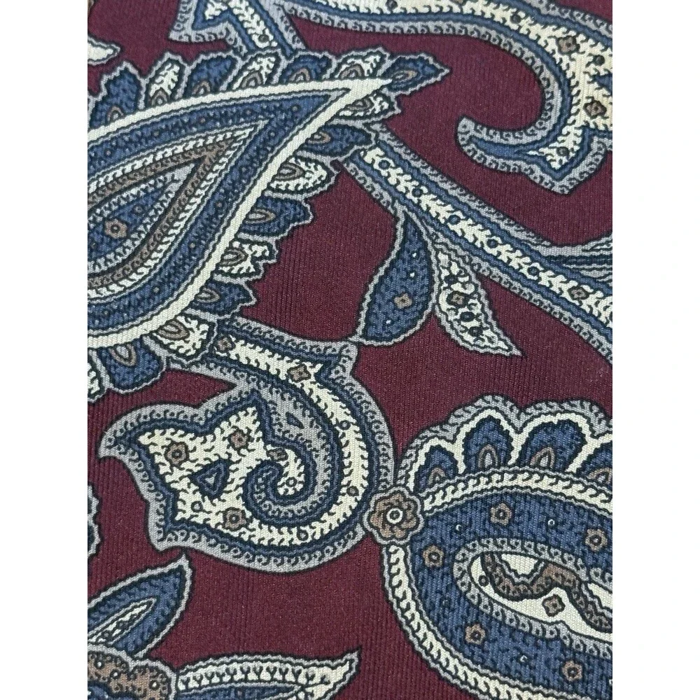 Bill Blass Made USA 100% Silk Tie Burgundy Paisley Designer Executive Classic